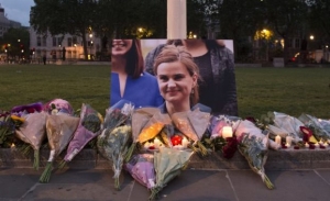 Σοκ στη Βρετανία: Με ακροδεξιά οργάνωση υπέρ του Brexit συνδέεται ο δολοφόνος της Κοξ
