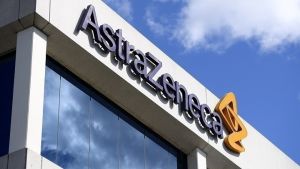 Η AstraZeneca υπερασπίστηκε την αποτελεσματικότητα του εμβολίου της στους άνω των 65 ετών