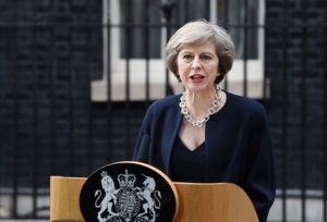 «Πίστωση χρόνου» για το Brexit ζήτησε από Μέρκελ-Ολάντ η Τερέζα Μέι