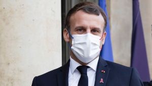 Μακρόν: Το εμβόλιο θα είναι διαθέσιμο σε όλους τους Γάλλους έως τα τέλη του καλοκαιρού