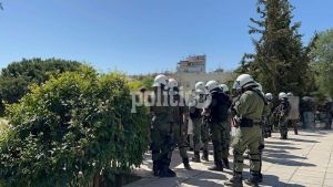 Θεσσαλονίκη: Με αποδοκιμασίες η αποχώρηση των ΜΑΤ από το ΑΠΘ (pics &amp; vid)