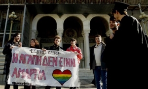 Διαμαρτυρία ομοφυλοφίλων στον περίβολο της Μητρόπολης Αθηνών