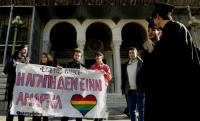 Διαμαρτυρία ομοφυλοφίλων στον περίβολο της Μητρόπολης Αθηνών