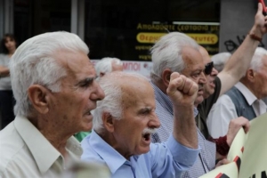Διαμαρτυρία συνταξιούχων στο υπ. Εργασίας για τις επικουρικές