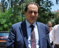 Ο υπουργός, οι κουμπάροι και τα μυστήρια