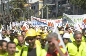 Εργαζόμενοι στις Σκουριές έστησαν σκηνές έξω από το υπουργείο Ενέργειας