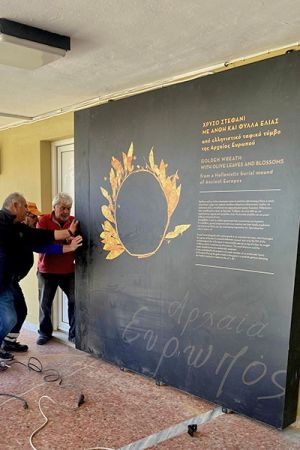 Το χρυσό στεφάνι της Αρχαίας Ευρωπού κοσμεί την είσοδο του δημοτικού καταστήματος Ευρωπού