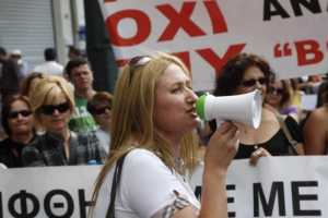 Οι συμβασιούχοι του «Βοήθεια στο σπίτι» έξω από το ΥΠΕΣ