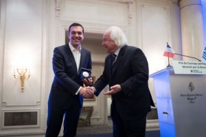 Το βραβείο Πολιτικού σθένους παρέλαβε ο Τσίπρας στο Παρίσι