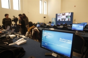 Εκατοντάδες δημοσιογράφοι του ξένου Τύπου στην Κουμουνδούρου