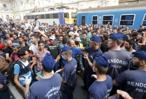 Ουγγαρία: Καθηλώνει τα τρένα μέχρι νεωτέρας υπό το πλήθος προσφύγων
