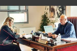 Η Συντονίστρια του Γραφείου Πρωθυπουργού Θεσσαλονίκης Έ. Σώκου στον Αντιπεριφερειάρχη Ανδρέα Βεργίδη