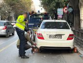 Θεσσαλονίκη: Γερανός της τροχαίας σηκώνει C class από τη λεωφορειολωρίδα (pics&amp;vid)