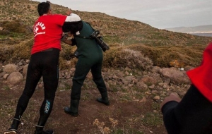 Λέσβος: Μέλη ΜΚΟ ξυλοκόπησαν τον φωτορεπόρτερ Άρη Μεσσίνη