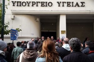 Κατάληψη στο υπουργείο Υγείας από εργαζομένους στα νοσοκομεία