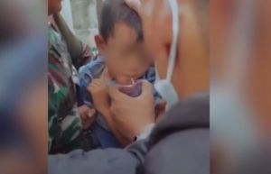 Ινδονησία: Ζωντανό ανασύρθηκε αγοράκι 6 ετών από τα συντρίμμια 2 ημέρες μετά τον φονικό σεισμό