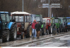 Αυξάνονται τα τρακτέρ στο μπλόκο του Προμαχώνα