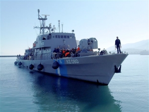 Ιστιοφόρο σκάφος με δεκάδες πρόσφυγες βόρεια της Σάμου