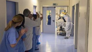 Συγκινητικό βίντεο: Το πρώτο εξιτήριο για κορωνοϊό έφερε χαμόγελα στους γιατρούς του Θρασίου