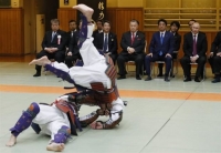 H οικονομία έφερε κοντά Πούτιν-Άμπε-Oυδέν νεότερο για τις Κουρίλες