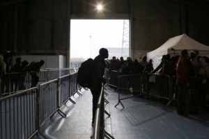 Εκατοντάδες πρόσφυγες έφυγαν από τη «ζούγκλα» του Καλαί