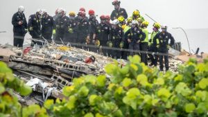 Φλόριντα – Κατάρρευση πολυκατοικίας: Συνεχίζεται η αναζήτηση 159 αγνοουμένων στα συντρίμμια (vids)