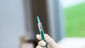 Έρευνα στο Ισραήλ έδειξε για ποιο λόγο πρέπει να γίνει η τρίτη δόση (vid)