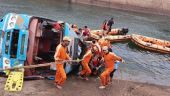 Ινδία: Τουλάχιστον 39 άνθρωποι σκοτώθηκαν όταν λεωφορείο «βούτηξε» σε κανάλι στο Μάντια Πραντές