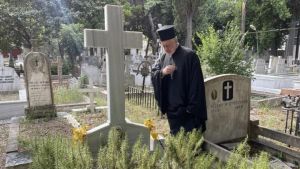 Αρχιεπίσκοπος Αμερικής: Επίσκεψη στον τάφο του πατέρα του στην Κωνσταντινούπολη