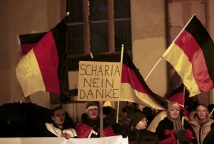 Οι «χρήσιμοι ηλίθιοι» του Pegida, βολική αντιπολίτευση της κυβέρνησης