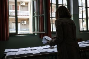 Εκλογές 2023: Μοίραζαν ψηφοδέλτια του ΣΥΡΙΖΑ έξω από εκλογικά κέντρα της Θεσσαλονίκης