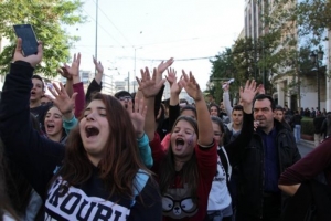 Σε εξέλιξη μαθητικό συλλαλητήριο στα Προπύλαια