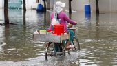 Βιετνάμ-Καμπότζη: Σχεδόν 40 νεκροί, πολλοί αγνοούμενοι από πλημμύρες, ενώ πλησιάζει και η τροπική καταιγίδα Νάνγκα