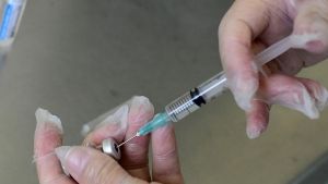 Βρετανία: Πρώτη δόση του εμβολίου σε εφήβους 16-17 ετών