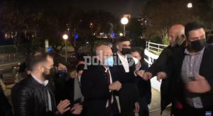 Θερμή υποδοχή στον Γ. Παπανδρέου στο Βελλίδειο – Κόρνες, σημαίες του ΠΑΣΟΚ και «Καλημέρα Ήλιε» (βίντεο)