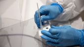 ΗΠΑ: Τέλος τα αρνητικά covid test για τους ταξιδιώτες που φτάνουν στη χώρα αεροπορικώς