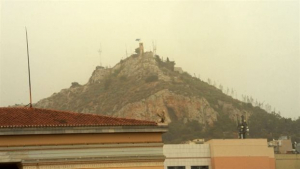 Σκόνη, νοτιάδες και καταιγίδες αλλάζουν το σκηνικό του καιρού