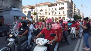 Θεσσαλονίκη: Συγκέντρωση και μοτοπορεία διανομέων της e-food στο κέντρο (vids&amp;pics)