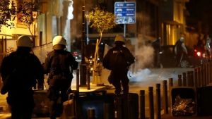 Ένταση στο ΑΠΘ: Κουκουλοφόροι προκάλεσαν φθορές στo κτήριο της Πρυτανείας – Επενέβησαν τα ΜΑΤ
