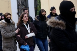 Σε ένοπλη ρήξη με το κράτος καλεί η Κων. Αθανασοπούλου