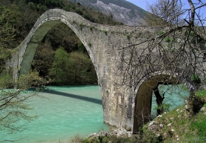Πρόταση των «Μύλων Λούλη» να αναλάβουν την αναστήλωση του γεφυριού στην Πλάκα