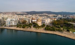 Εμβληματικά έργα στη Θεσσαλονίκη: Ξύλινο ντεκ και ανάπλαση της πλατείας Δημοκρατίας σε τροχιά δημοπράτησης