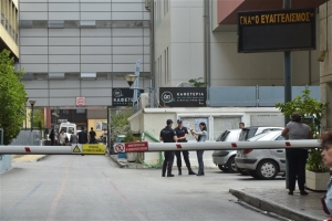 Παρέμβαση Ρουβίκωνα στον Ευαγγελισμό για Παπαδήμο