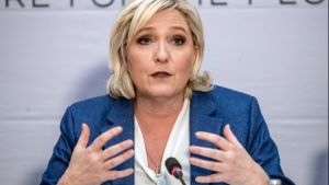 Η Μαρίν Λεπέν δηλώνει ότι θα ενώσει τη διχασμένη Γαλλία εάν εκλεγεί στον 2ο γύρο