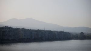 Θεσσαλονίκη: Νεαρός βούτηξε και γλίτωσε γυναίκα από τον Θερμαϊκό