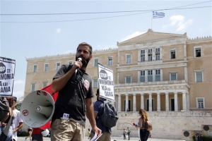 Επεισόδια μολότοφ και χημικά στο Σύνταγμα – Κλειστό το κέντρο