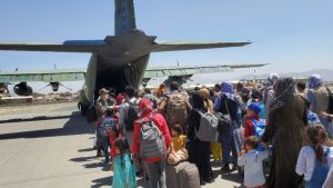 ΗΠΑ – Βρετανία: Καλούν τους πολίτες να φύγουν από το αεροδρόμιο της Καμπούλ – Απειλή τρομοκρατικής ενέργειας