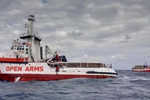 Ισπανία: Σωτήρια επέμβαση της Open Arms για 117 στοιβαγμένους μετανάστες σε πλοιάριο