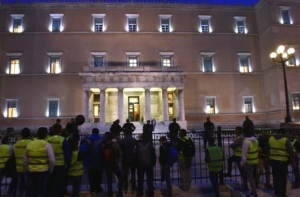 Έξω από τη Βουλή οι ένστολοι, ζητούν να παραδώσουν ψήφισμα
