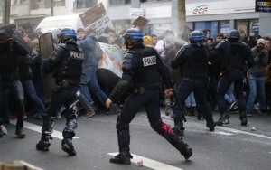 Παρίσι: Νέες συμπλοκές σε διαδήλωση για τα εργασιακά
